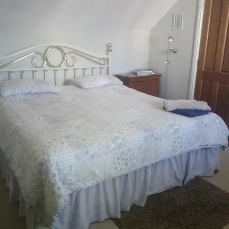 Bed & Breakfast Rebels Hide