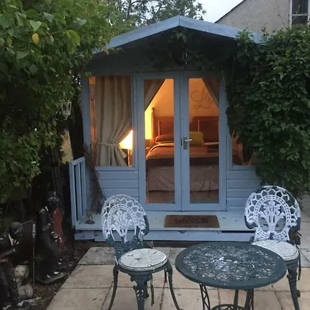 Bed & Breakfast Rebels Hide 3*